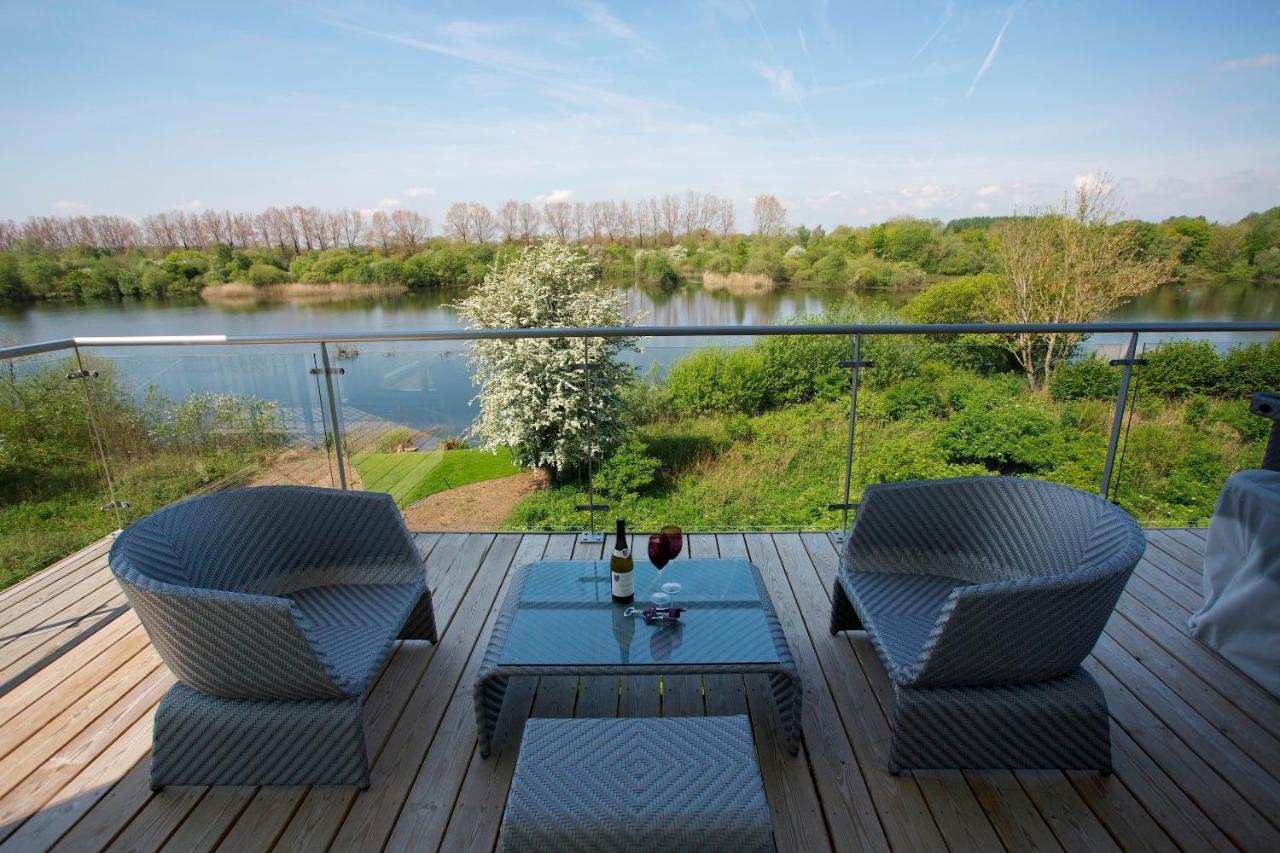 Lakeside Property With Access Into Spa On A Nature Reserve Bauhinia House Hm73 Somerford Keynes Luaran gambar